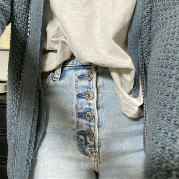 NEW WITH TAGS Abercrombie and Fitch LIGHT WASH jeans - Picture 2 of 2